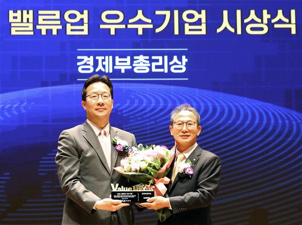 27일 서울 여의도 한국거래소에서 열린 밸류업 우수기업 시상식에서 양종희 KB금융그룹 회장(오른쪽)과 윤인대 기획재정부 차관보(왼쪽)가 기념 촬영을 하고 있다. [KB금융그룹]