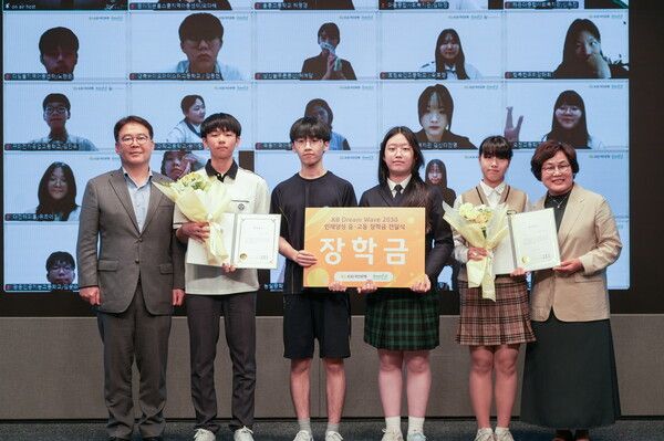 지난 27일 서울시 영등포구 여의도동에 위치한 KB국민은행 신관에서 열린 ‘KB인재양성’ 장학금 전달식에서 이인규 KB국민은행 ESG상생금융부장(좌측)과 윤종선 사단법인 부스러기사랑나눔회 대표(우측)가 장학생들과 사진촬영을 하고 있다. [KB국민은행]