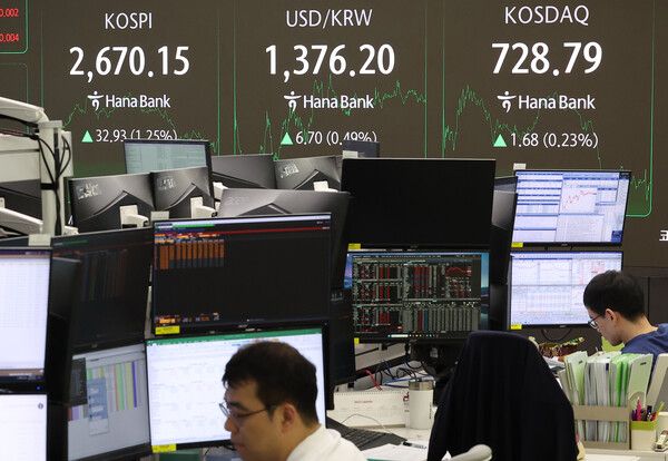 28일 서울 중구 하나은행 딜링룸 모습. [연합뉴스]