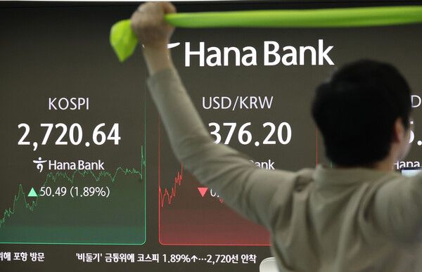 29일 서울 중구 하나은행 딜링룸 모습. [연합뉴스]