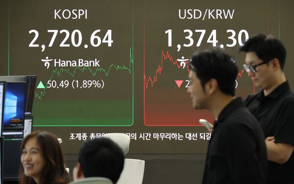 29일 서울 중구 하나은행 딜링룸 모습. [연합뉴스]