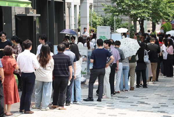 제21대 대통령선거 사전투표 첫날인 29일 서울 강남구 삼성2동주민센터에 마련된 사전투표소 앞에서 시민들이 줄을 서 기다리고 있다. [연합뉴스]
