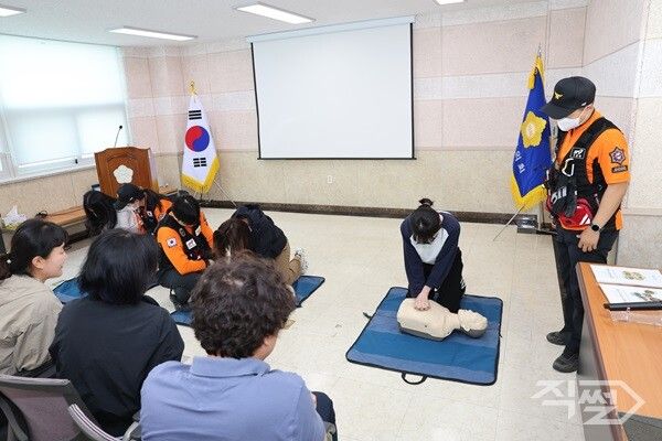 의성군의회&nbsp;직원들이&nbsp;심폐소생술 &nbsp;실습을 하고 있다. [의성군의회]