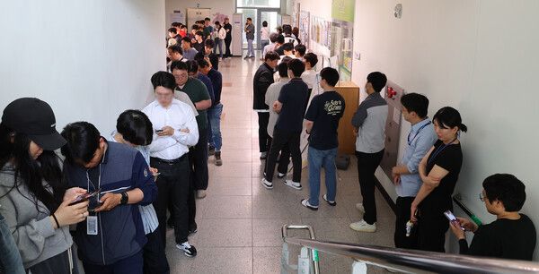 제21대 대통령선거 사전투표 첫날인 29일 인천 연수구 송도3동 행정복지센터에 마련된 사전투표소 앞에 유권자들이 줄을 서 있다. [연합뉴스]