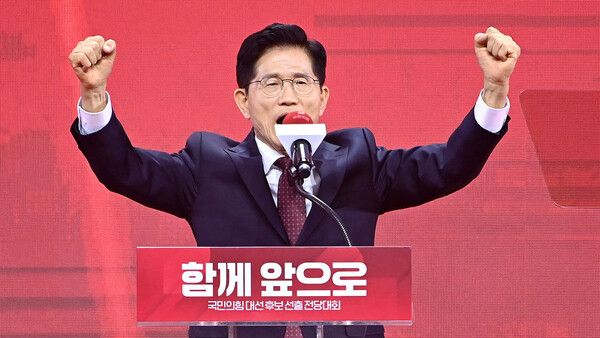 국민의힘 대선 후보로 선출된 김문수 후보가 3일 경기 고양시 킨텍스에서 열린 국민의힘 전당대회에서 수락 연설을 하고 있다. [SBS뉴스 갈무리]