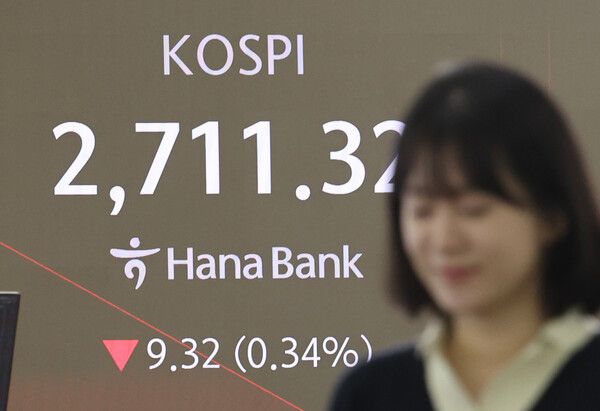 30일 서울 중구 하나은행 딜링룸 모습. [연합뉴스]