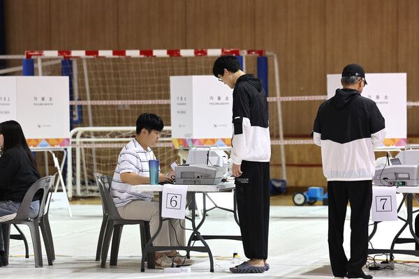 제21대 대통령선거 사전투표 둘째 날인 30일 오전 울산 울주군 국민체육센터에 마련된 범서읍 사전투표소에서 유권자들이 투표에 참여하고 있다. [연합뉴스]