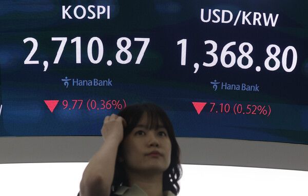 30일 서울 중구 하나은행 딜링룸 모습. [연합뉴스]