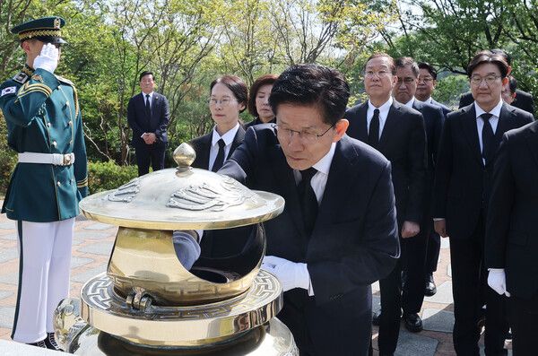 김문수&nbsp;국민의힘 대선 후보가 4일 서울 동작구 국립서울현충원에서 김대중 전 대통령 묘역을 방문해 참배하고 있다. [연합뉴스]