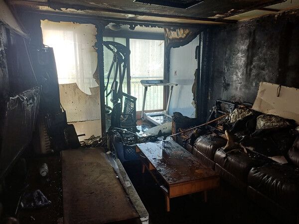 4일 불에 탄 충남 서산의 한 아파트 내부. [연합뉴스]