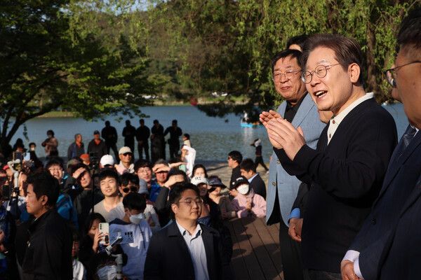 이재명 더불어민주당 대선 후보가 4일 충북 제천군 의림지를 찾아 도민들에게 지지를 호소하고 있다. [연합뉴스]