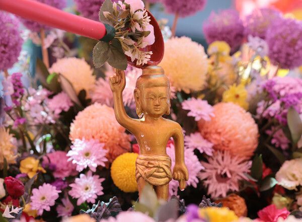 부처님 오신 날을 하루 앞둔 4일 서울 종로구 조계사에서 불교 신자들이 관불의식을 하고 있다. [연합뉴스]