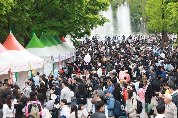 어린이날인 5일 서울 광진구 어린이대공원에서 열린 '미지, 세계와의 만남 - 정원 속 세계여행' 부스 체험에 참여하려는 시민들이 줄을 서고 있다. [연합뉴스]