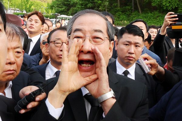 지난 2일 광주 북구 국립 5·18 민주묘지를 찾은 한덕수 전 국무총리. [연합뉴스]