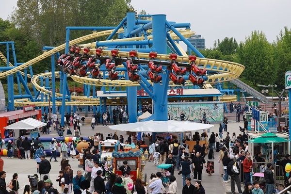 어린이날인 5일 서울 광진구 어린이대공원 놀이동산을 찾은 시민들이 즐거운 시간을 보내고 있다. [연합뉴스]