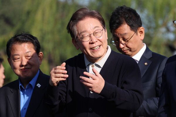 더불어민주당 이재명 대선 후보가 '골목골목 경청투어' : 단양8경편'에 나선 4일 충북 제천군 의림지를 찾아 도민들에게 지지를 호소하고 있다. [연합뉴스]