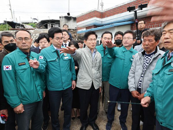 국민의힘 김문수 대통령 후보가 6일 대형 산불 피해를 입은 경북 영덕군 영덕읍 석리 따개비마을을 방문해 복구 현황을 살펴보고 있다. [연합뉴스]