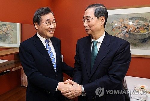 악수하는 한덕수 예비후보와 이낙연 전 총리. [연합뉴스]