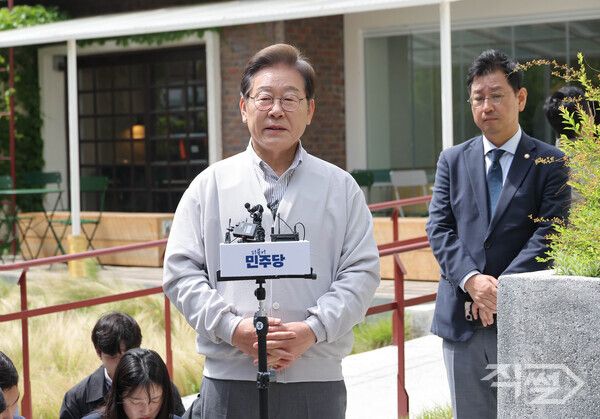 더불어민주당 이재명 대선 후보가 '골목골목 경청투어:국토종주편'에 나선 7일 전북 전주시 완산구의 한 카페에서 'K-콘텐츠' 산업 진흥 간담회를 마친 뒤 고법의 '파기환송심 연기' 관련 입장을 밝히고 있다. [연합뉴스]