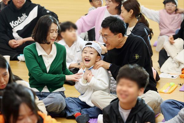 한화손해보험이 5월 3일부터 4일까지 1박 2일간 라이프캠퍼스 연수원에서 개최한 영업가족 초청행사 '한화손해보험 패밀리데이' 행사에 참여한 영업가족과 그 가족들이 기념촬영을 하고 있다. [한화손해보험]