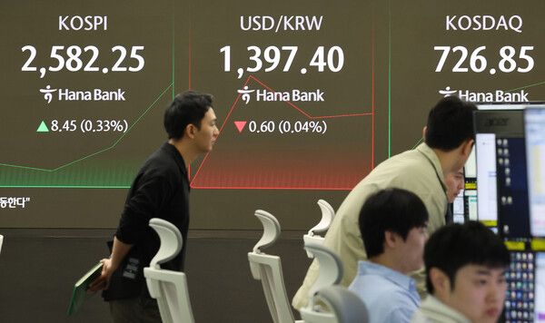 8일 서울 중구 하나은행 딜링룸 모습. [연합뉴스]