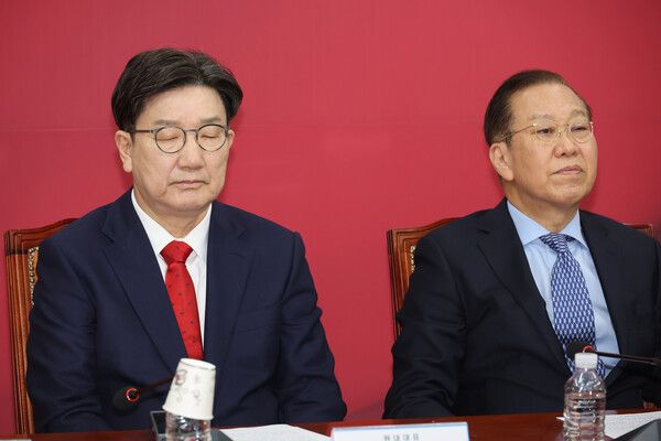 국민의힘 권영세 비상대책위원장과 권성동 원내대표가 8일 국회에서 열린 비상대책위원회의에 참석해 생각에 잠겨 있다.[연합뉴스]
