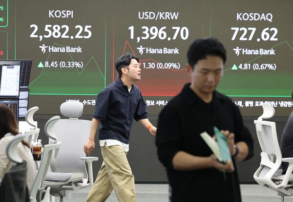 8일 서울 중구 하나은행 본점 딜링룸 모습. [연합뉴스]