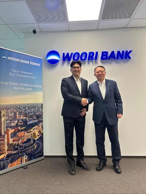 정진완 우리은행장(오른쪽)이 지난 7일 폴란드지점에서 한국수자원공사 안정환 UKR재건추진단장과 미팅을 가진 뒤 악수를 나누고 있다. [우리은행]