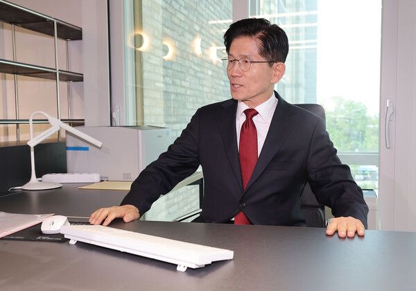 국민의힘&nbsp;김문수&nbsp;대선 후보가 8일 서울 영등포구 여의도 당사 대선 후보 사무실을 둘러보고 있다. [연합뉴스]