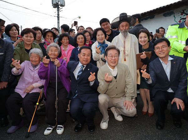 더불어민주당 이재명 대선 후보가 '골목골목 경청투어:국토종주편'에 나선 6일 전북 장수군 오옥마을을 찾아 주민 어르신들과 기념촬영을 하고 있다. [연합뉴스]