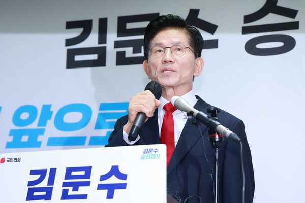 국민의힘 김문수 대선 후보가 8일 서울 여의도 대하빌딩에 마련한 선거 캠프 사무실에서 긴급 기자회견을 열고 후보 단일화에 관한 입장을 밝히고 있다. [연합뉴스]