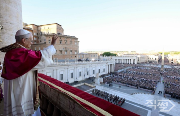 바티칸 성 베드로 대성전 '강복의 발코니'에서&nbsp;축하하기 위해 모인 사람들에게 손 흔드는 교황 레오 14세. [바티칸 미디어]