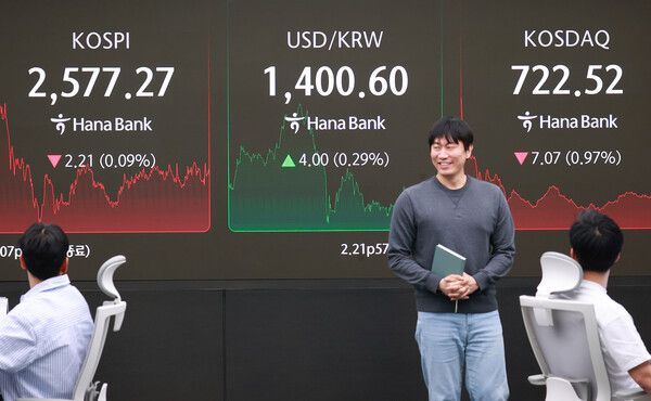 9일 오후 서울 중구 하나은행 딜링룸 현황판에 코스피 지수 등이 표시돼 있다. [연합뉴스]