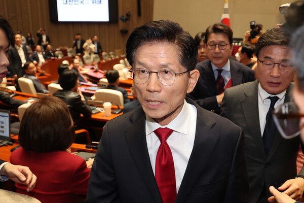 국민의힘 김문수 대선 후보가 9일 서울 여의도 국회에서 열린 의원총회에서 권영세 비상대책위원장이 단일화를 압박하는 발언을 하고서 퇴장하자 바로 이어 의총장에서 나가고 있다. [이하 연합뉴스]