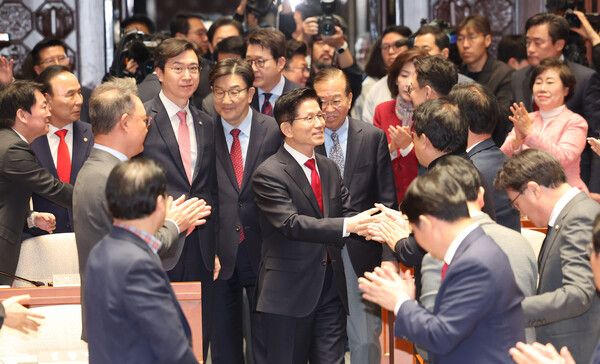 국민의힘 김문수 대선 후보가 9일 서울 여의도 국회에서 열린 의원총회에 참석하며 의원들과 악수하고 있다.