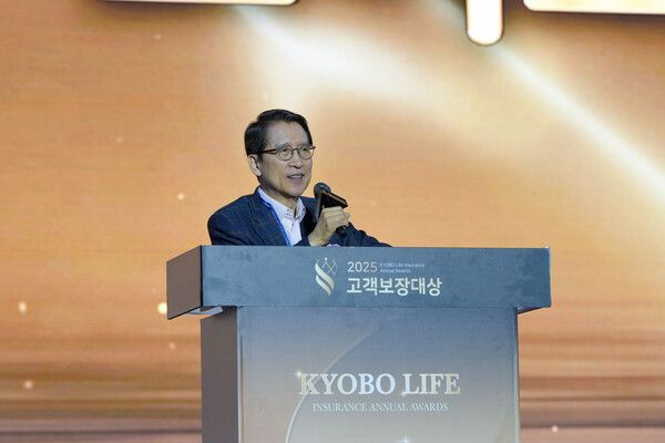 신창재 교보생명 대표이사 겸 이사회 의장이 9일 인천 연수구 송도컨벤시아에서 열린 ‘2025 고객보장대상 시상식’에서 격려사를 통해 고객보장에 힘쓴 컨설턴트들에게 감사와 응원을 전하고 있다. [교보생명]