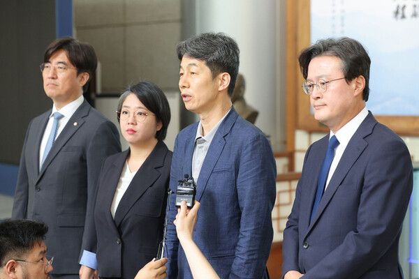 국회 행정안전위원회 소속 윤건영, 용혜인, 채현일, 김성회 의원이 1일 ‘리박스쿨’이라는 보수 성향 단체의 댓글 조작 의혹에 대한 경찰의 신속한 수사를 촉구하며 서울 서대문구 경찰청 방문을 마친 뒤 발언하고 있다. [연합뉴스]