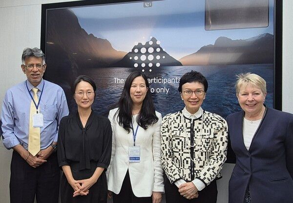 신한금융지주회사 이사회는 윤재원 이사회 의장이 지난달 27일부터 사흘간 홍콩, 싱가포르를 방문해 현지 주요 투자자들을 대상으로 한 IR(투자설명회)을 성공적으로 마쳤다고 1일 밝혔다. 27일 홍콩에서 (사진 왼쪽부터)아마르 길 ACGA 사무총장, 박유경 APG자산운용 EM주식부문장, 윤재원 신한지주 이사회 의장, 카 시 리우 홍콩신탁이사회협회장, 프루 베넷 브런즈윅그룹 파트너가 기념촬영을 하고 있다. [신한금융지주]