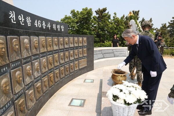 강호동 농협중앙회장이 지난달 30일 천안함 46용사 위령탑을&nbsp;찾아 순국 장병들의 숭고한 희생정신을 기리고 있다. [농협중앙회]