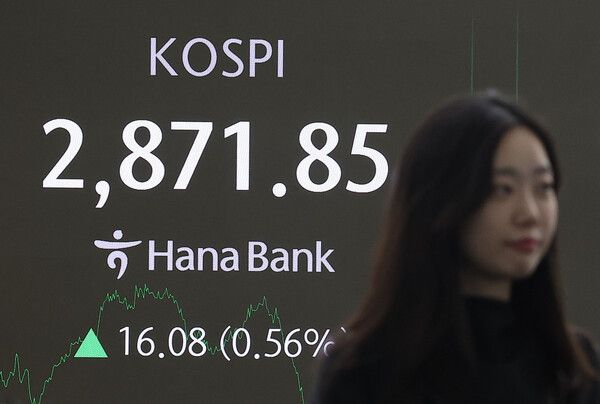 10일 서울 중구 하나은행 딜링룸 모습. [연합뉴스]