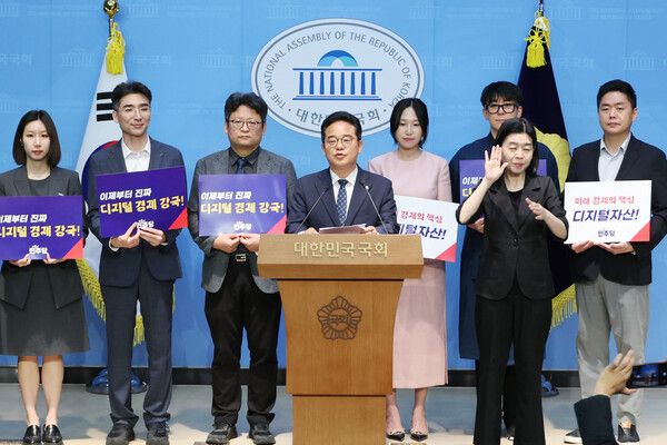 더불어민주당 민병덕 의원이 10일 서울 여의도 국회 소통관에서 디지털자산 기본법 발의 기자회견을 하고 있다. [연합뉴스]