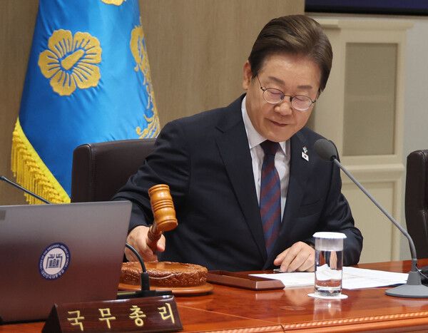 이재명 대통령이 10일 서울 용산 대통령실에서 국무회의를 주재하며 의사봉을 두드리고 있다. [연합뉴스]