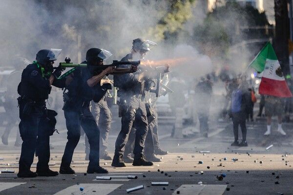 지난 8일 LA 도심 시위 현장에서 공포탄 등을 발포하는 경찰. [AFP 연합뉴스]