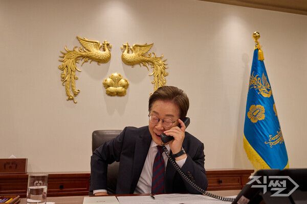 이재명 대통령이 10일 서울 용산 대통령실에서 시진핑 중국 국가주석과 전화 통화를 하고 있다. [대통령실]