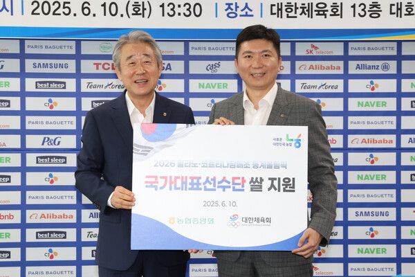 강호동 농협중앙회장(왼쪽)이 10일 서울시 송파구 올림픽회관에서 유승민 대한체육회장과 쌀소비촉진을 위한 아침밥 먹기 운동 업무협약을 체결하고 있다. [농협]