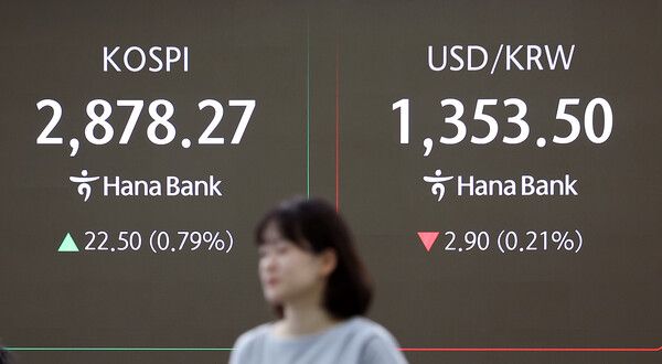 10일 서울 중구 하나은행 딜링룸 모습. [연합뉴스]