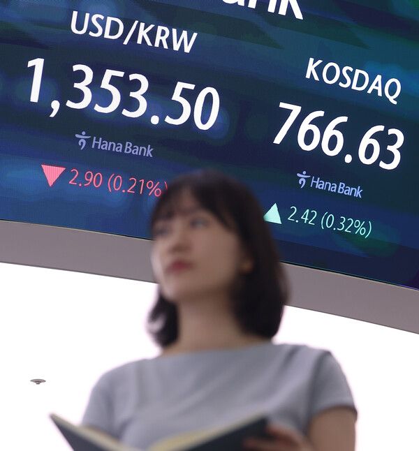 10일 서울 중구 하나은행 딜링룸 모습. [연합뉴스]