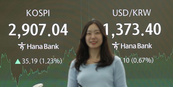 11일 서울 중구 하나은행 딜링룸 모습. [연합뉴스]