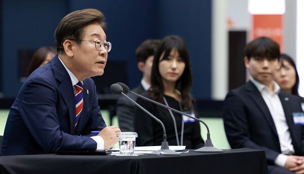 이재명 대통령이 11일 서울 영등포구 한국거래소에서 열린 주식시장 불공정거래 근절을 위한 현장 간담회에서 참석자 질문에 답하고 있다. [연합뉴스]