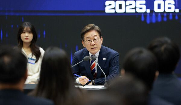 이재명&nbsp;대통령이 11일 서울 영등포구 한국거래소에서 열린 주식시장 불공정거래 근절을 위한 현장 간담회에서 참석자 질문에 답하고 있다. [연합뉴스]